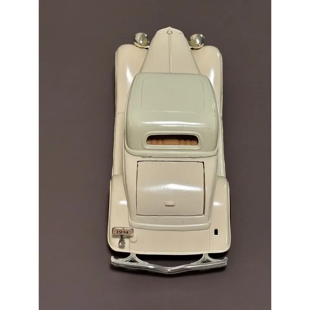 1934 Ford Coupe Red 1:24 White Diecast Model Model Car No. 68017 Motormax